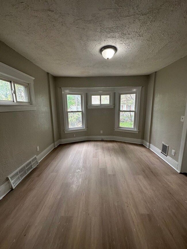 Building Photo - Cleveland East Side 3BR Single