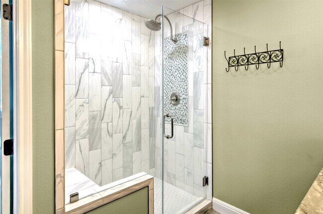 Building Photo - 1526 Lakeside Dr W