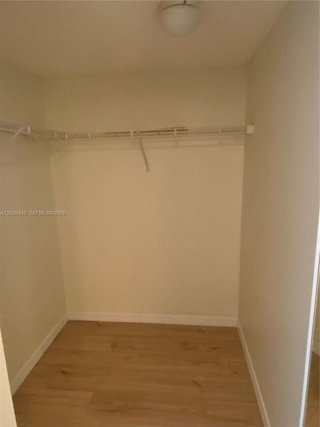 Building Photo - 300 Crestwood Ct N