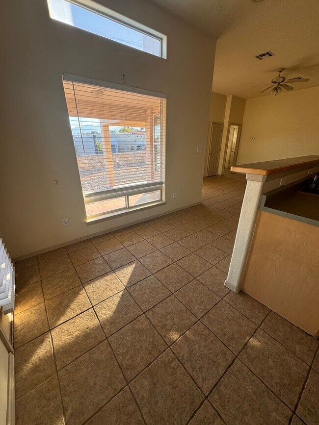 Building Photo - Adorable Towhhome Located off Foothills