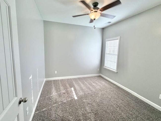 Building Photo - Now Leasing a 5-bedroom 3 bath home on Byhalia