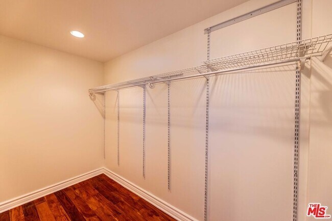 Building Photo - 12833 Delano St