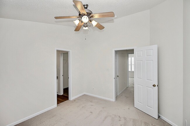 Building Photo - Luxury Townhome minutes from Uptown!