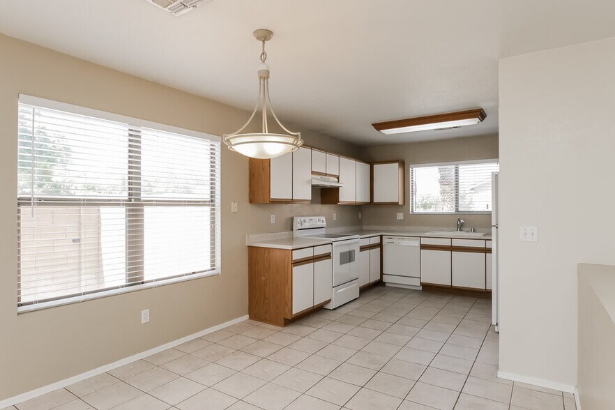 Building Photo - 2200 E Spruce Dr