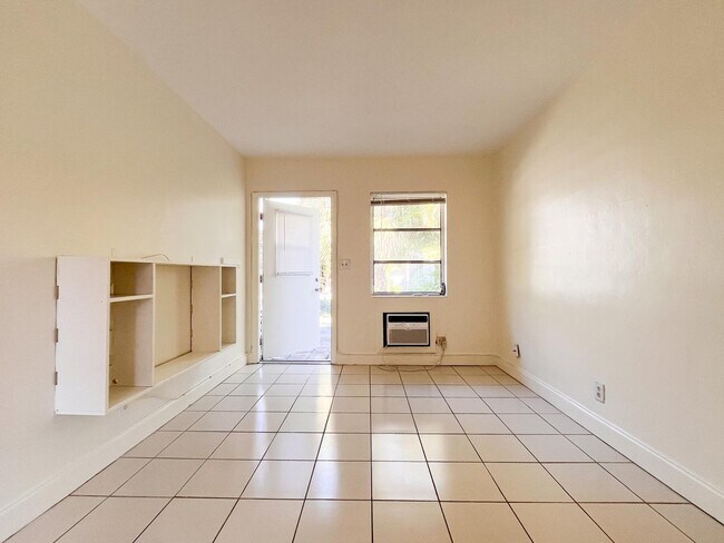 Building Photo - 1021 NE 8th Ave