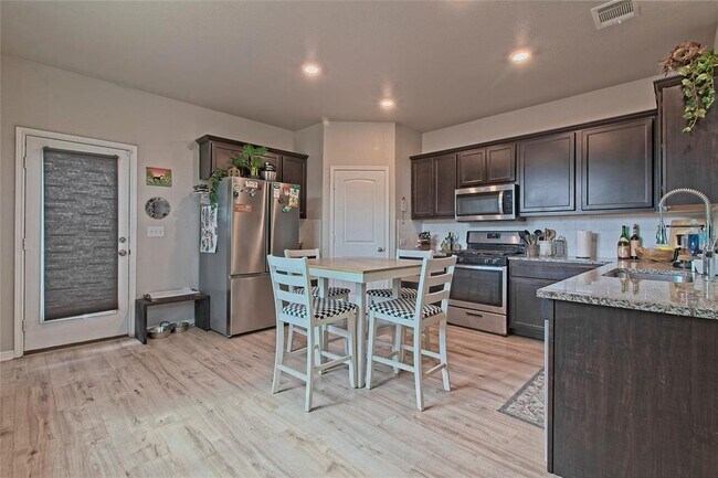 Building Photo - 513 Shiner Ln