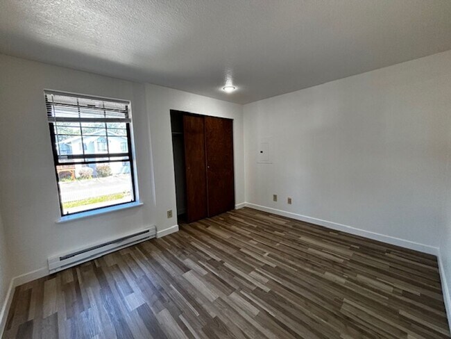 Building Photo - Spacious, two bedrooms, one bath in the Ro...