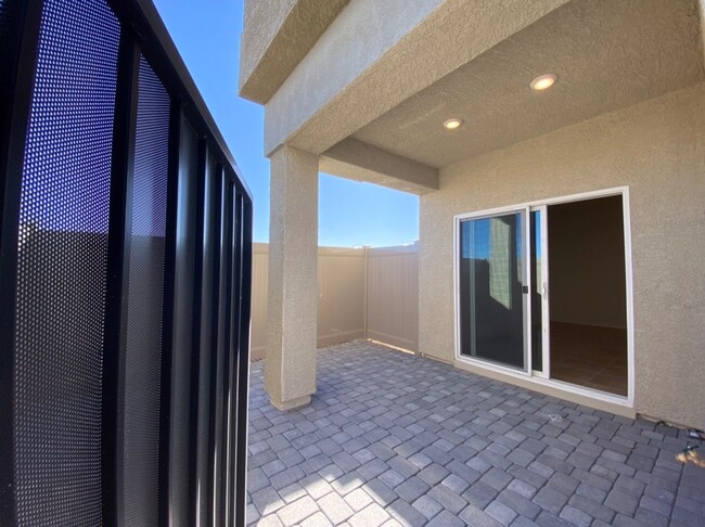 Building Photo - 4 BED 3 BATH Townhome, 1 LOFT, 2 GARAGES, GATED!