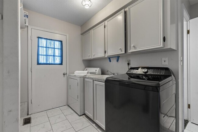 Building Photo - 2002 S 17th St