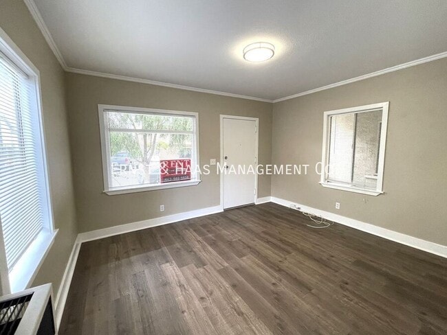 Primary Photo - 1220 E Appleton St