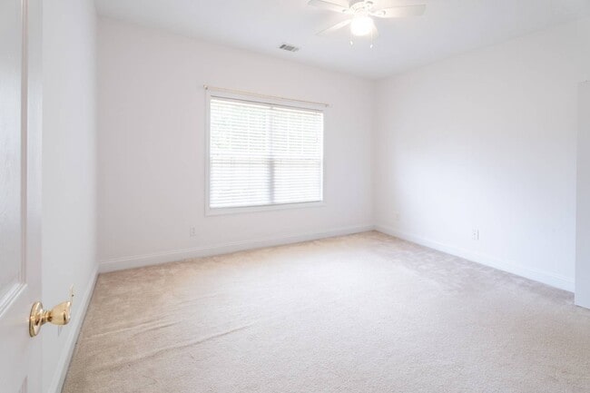 Building Photo - 256 Southbank Dr