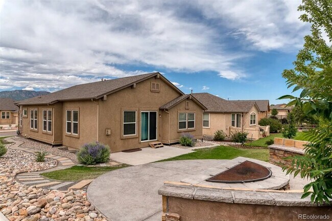 Building Photo - 495 Pasada Way