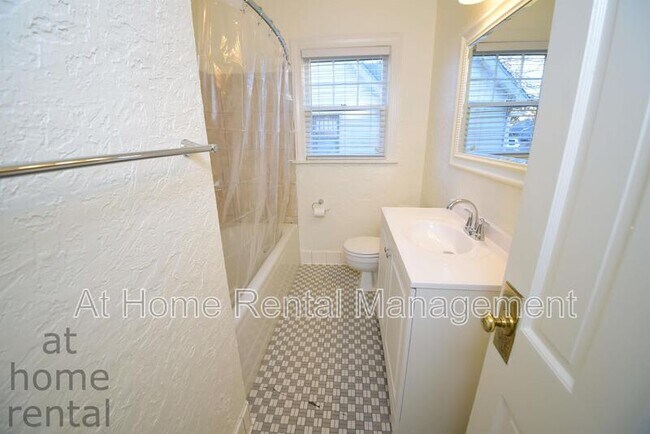 Building Photo - 1740 S Yorktown Ave