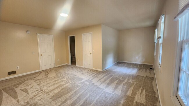 Building Photo - Spacious Arlington TH Near Ballston Metro!
