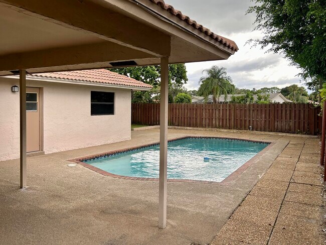 Building Photo - 6162 Amberwoods Dr