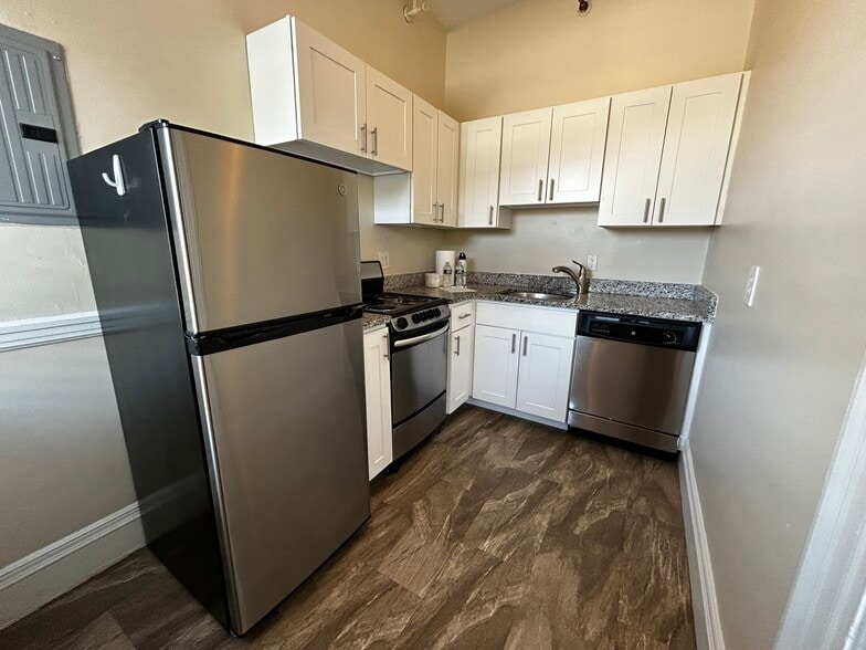 Building Photo - 1470 Beacon St