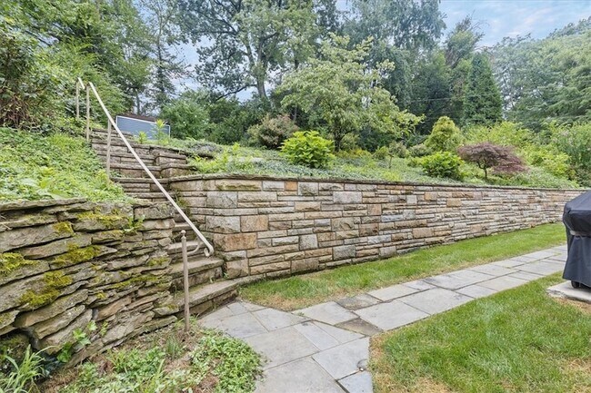 Building Photo - 31 Woodland Dr