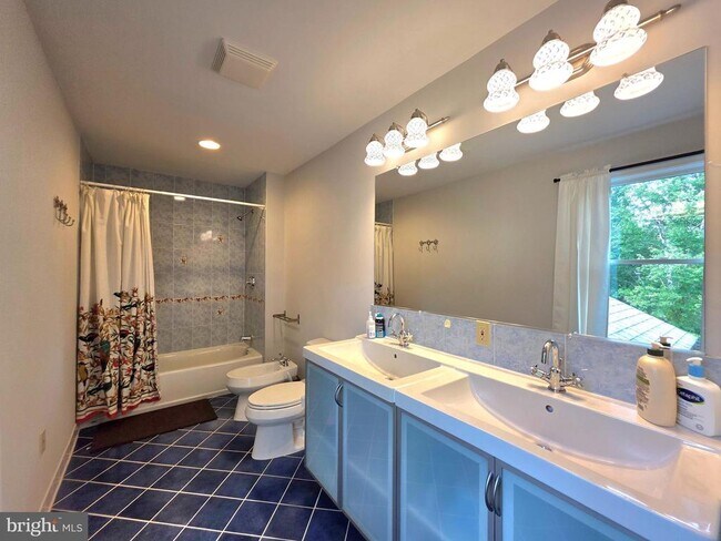 Building Photo - 10930 Howland Dr