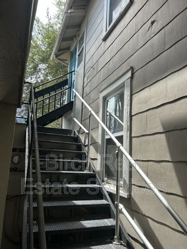 Building Photo - 837 10th Ave N