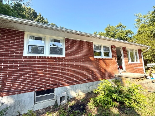 Building Photo - Beautifully renovated 3-bedroom, 1-bathroo...
