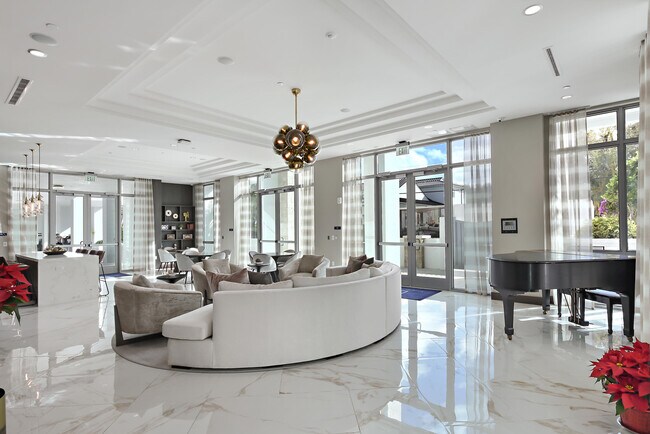 Building Photo - 485 E Royal Palm Rd