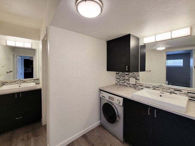 Building Photo - Completely renovated in the heart of Montrose. Spacious 1 bedroom 1 bath condo, upstairs corner u...