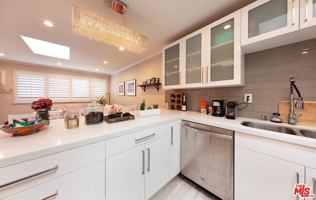 Building Photo - 938 Palm Ave