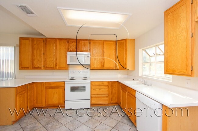 Building Photo - Beautiful Single-Story Home With 3 Bed/2 Bath