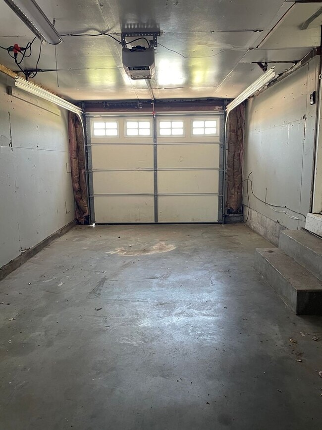 Building Photo - Great Location, Clean 2 bedroom