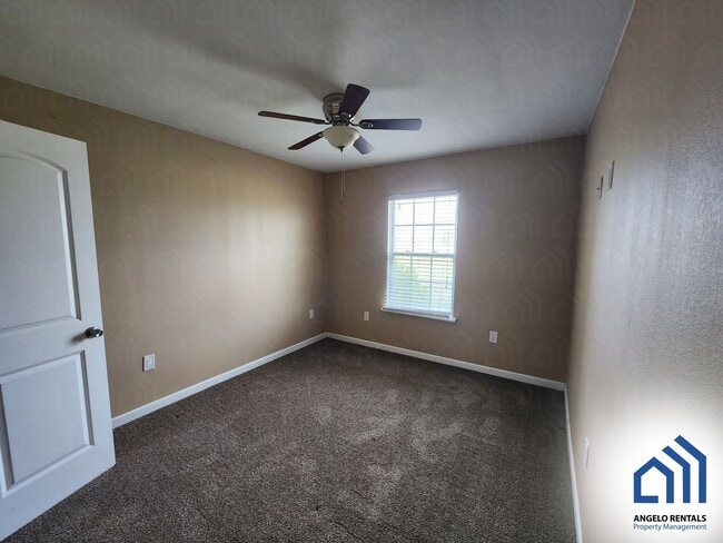 Building Photo - Spacious 3 bedroom 2 bath home COMING SOON!