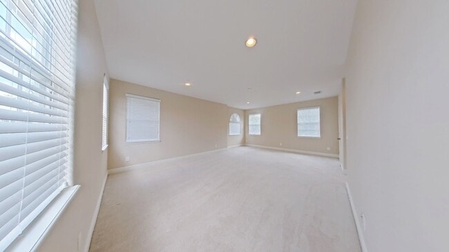 Building Photo - Beautiful 4-bedroom , 4 bathroom House wit...