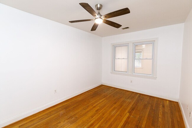 Building Photo - Conveniently Located 1 Bedroom Plus Den in Brookland