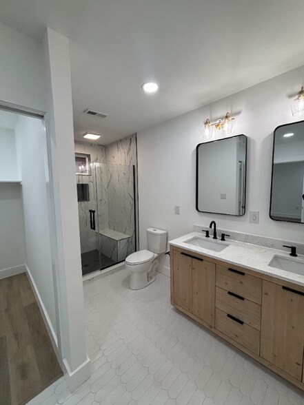 Building Photo - 4213 Kingsley Dr