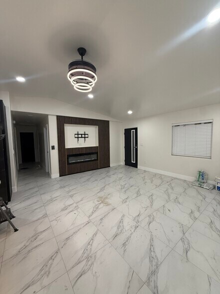 Building Photo - 646 S Sunshine Ave