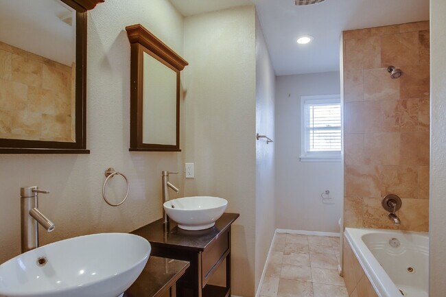 Building Photo - Beautiful, Spacious 4 Bedroom Close to Tex...