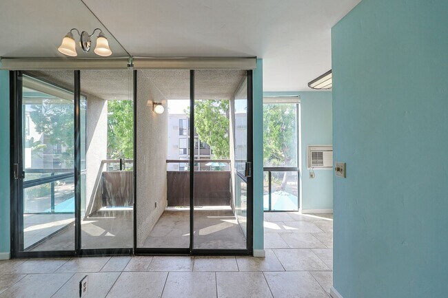 Building Photo - 1 Bed / 1 Bath Condo Near Cowles Mountain – Move-In Special!
