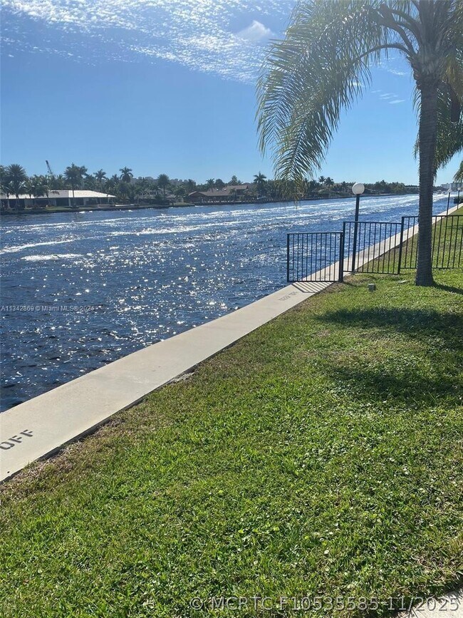 Building Photo - 6489 Bay Club Dr