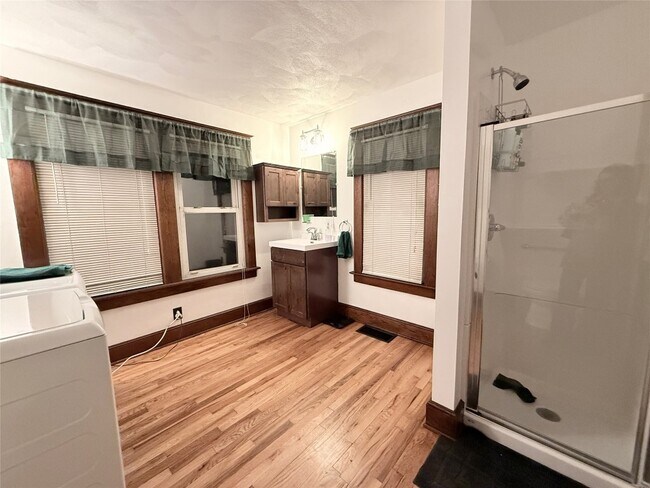 Building Photo - 498 Grand Ave