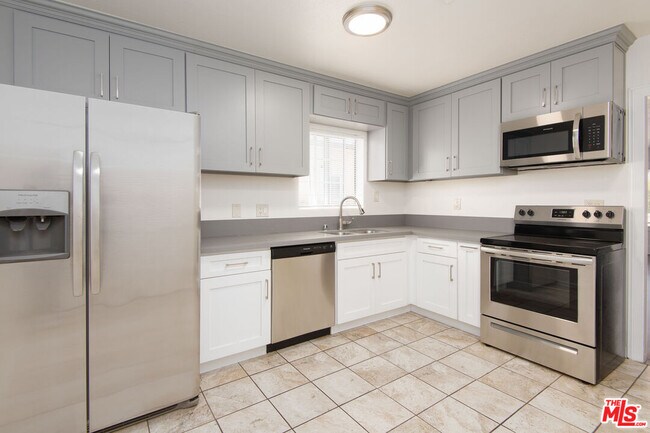 Building Photo - 2132 Cloverdale Ave