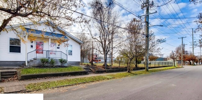 Building Photo - Live in the Heart of It All – 2BR Duplex w...