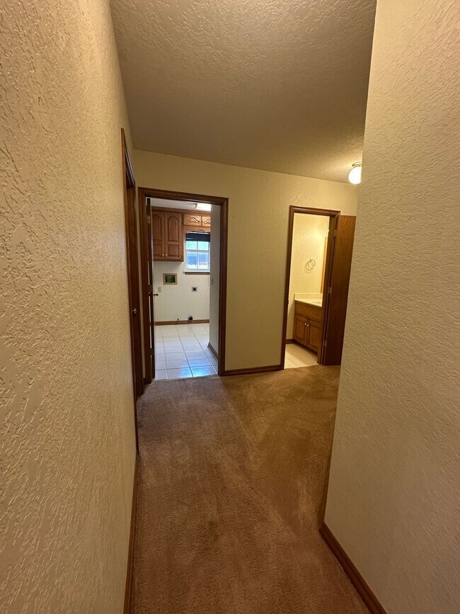 Building Photo - 4 Bed, 2.5 Bath Brick home with 2 car garage