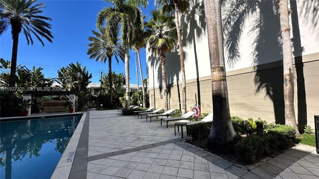 Building Photo - 2401 NE 65th St