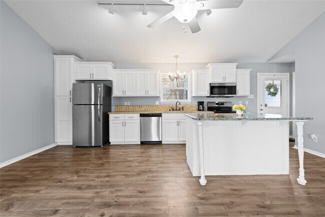 Building Photo - 140 Meadowview Dr