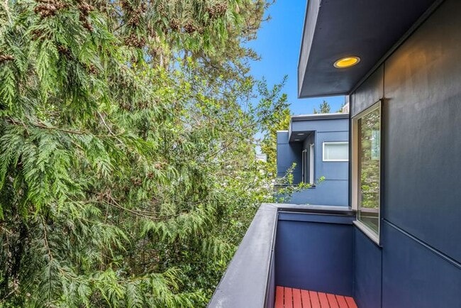 Building Photo - Stunning Standalone Townhome In Coveted Lincoln Park w/ AC (1st Month Free)