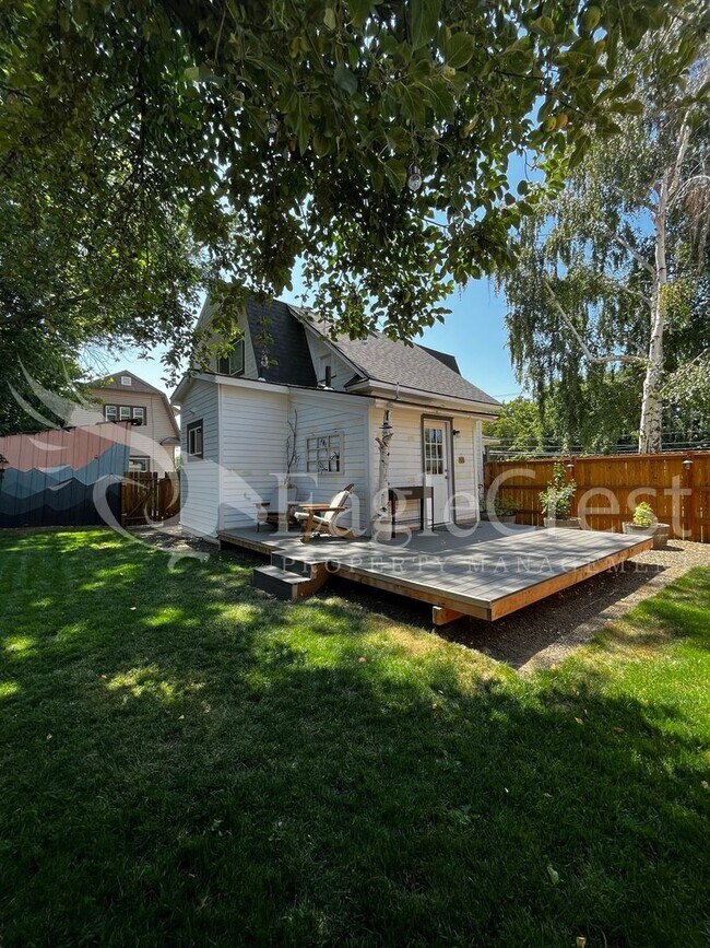 Building Photo - A Timeless & Elegant 2 Bedroom 1 Bathroom Single Family Home