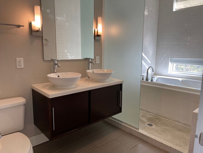 Building Photo - Contemporary Townhome East side of Downtow...