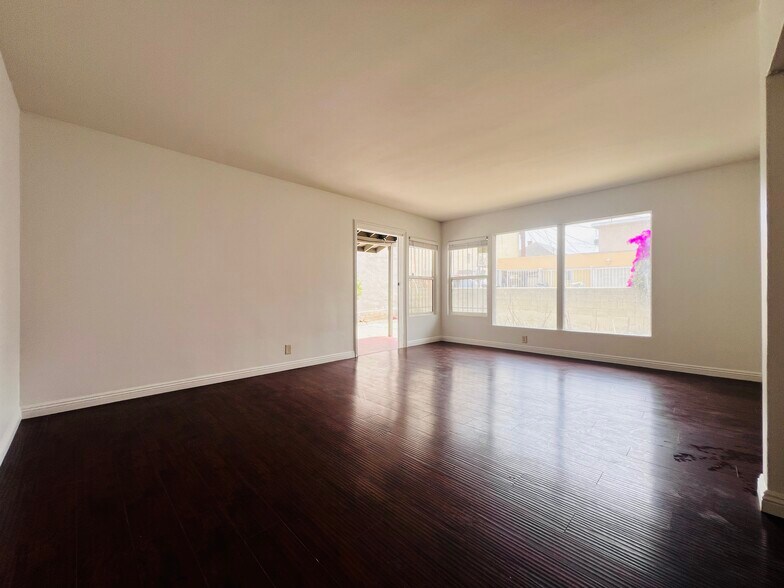 Building Photo - 1142 S Serrano Ave