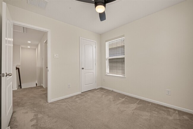 Building Photo - 1850 Commons Hill Ln