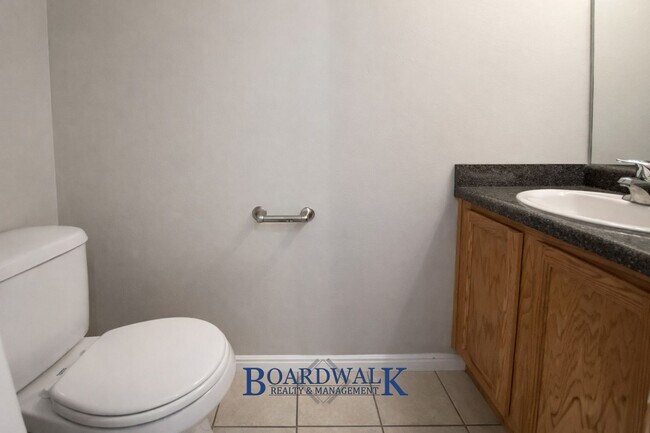 Building Photo - Beautiful 3 Bedroom Townhome End Unit in Draper!