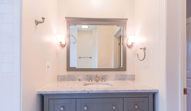 Building Photo - Classic Capitol End-Unit Hill Rowhome